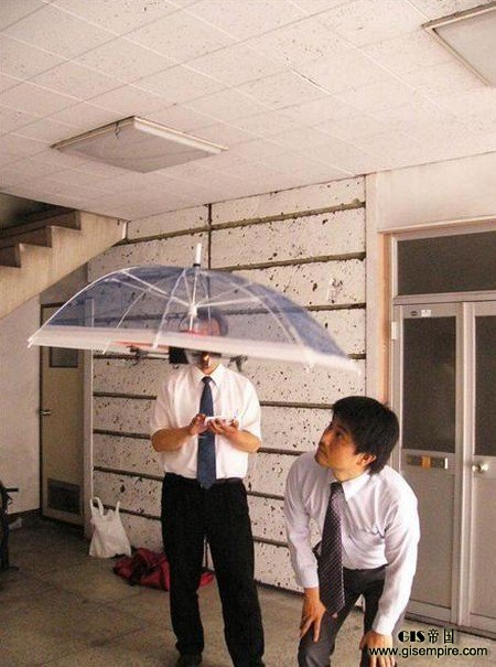 日本人真会玩,用无人机撑伞