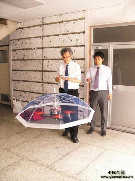 日本人真会玩,用无人机撑伞