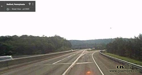 官方数据显示,截至目前Tesla已经积累过亿里程,从实际测试和网友分享的视频来看,路段中一般不会出现问题,因此我推测事故发生在匝道口,上图是Bedford周围最可能的一个。