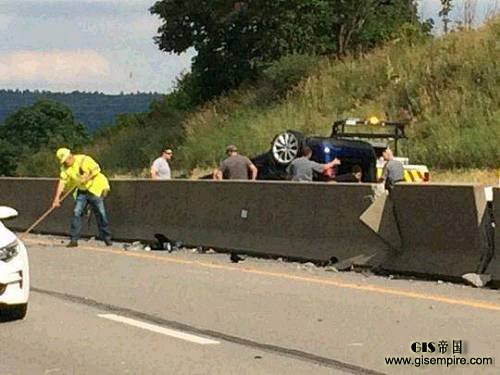 上图是WSJCD获取的车祸现场图片,可以看到车辆已经彻底翻了过来。首先关于这次翻车事故,因为影响面比较小,因此我并没有拿到足够多的证据证明车祸发生在匝道口,是我看到新闻后一下午的推测,但是关于匝道口是L3杀手这件事情,大家应该是有共识的,所以就当个引子说事吧。