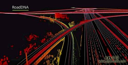 之前的智驾周刊提到,近日地图公司TomTom发布视频展示其车道级高精度定位技术,建立在其高精度地图和车道级点云地图(RoadDNA)数据之上。在车辆实际运行过程中,定位算法会将实时点云数据与RoadDNA进行匹配,计算高精度位置。该技术可用于自动驾驶汽车的车道保持和路径规划中,在展示过程中,工程师还提到TomTom的地图冗余技术,以应对天气、交通标志和道路的日常变化。