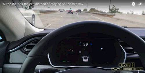 在AutoPilot开启状态时,用户被假设应该随时手扶方向盘,然而现实情况他们往往做不到。就匝道口这个例子来讲,是会有问题的。随手到Youtube上翻一下,就能找到很多用户分享AutoPilot在匝道口偏向辅路行驶的情况。