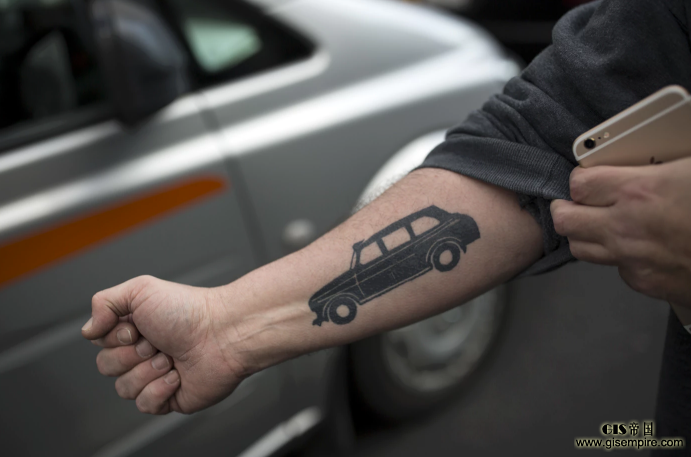 马斯克的自动驾驶共享计划,会是压死出租车行业的最后一根稻草吗?