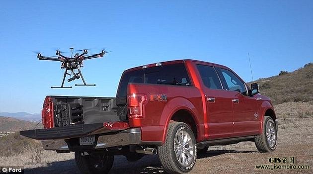 福特和大疆举办了一场挑战赛,鼓励开发无人机到汽车的通讯技术,获胜者将得到10万美元的奖金。